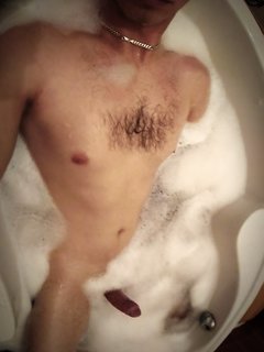 Na gra­nicy spoj­rzeń i słów wyczer­pują owo­ce ust