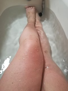Nogi w wannie
