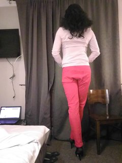 Grzecznie, klasycznie w spodniach...