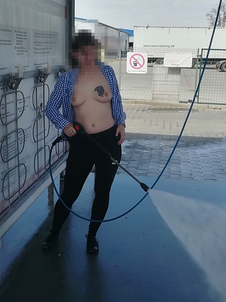 Blondi myje autko😛😛 - blondi1983