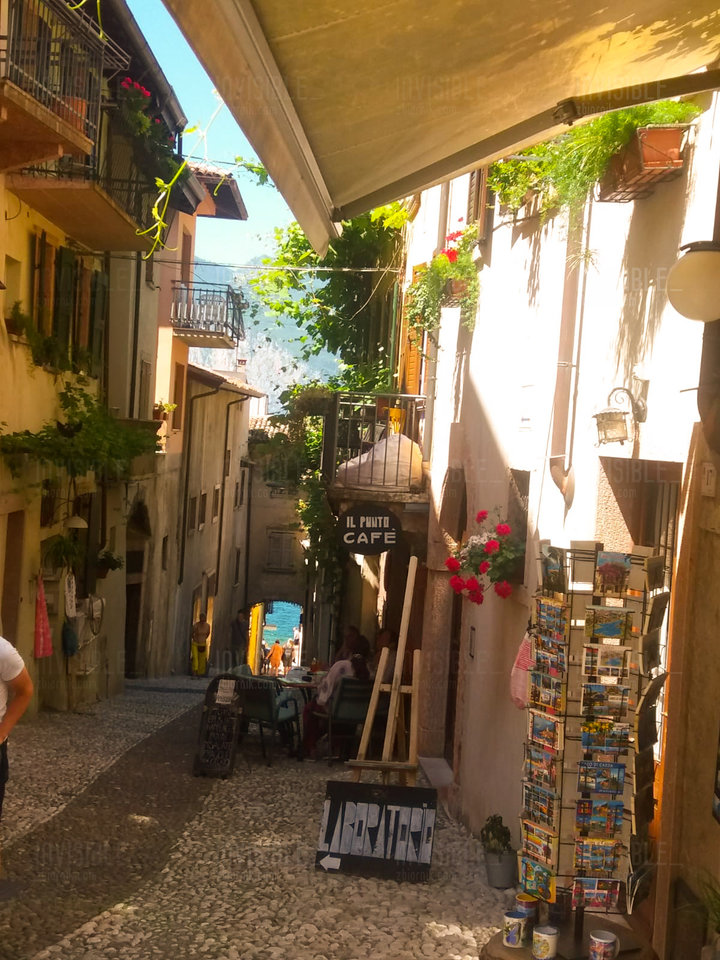 Uliczki Malcesine 😍 - Invisible_