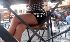 Pod kawiarnianym stolikiem ...