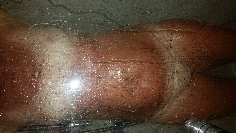 Zmywam piaseczek z plaży. - guppy16