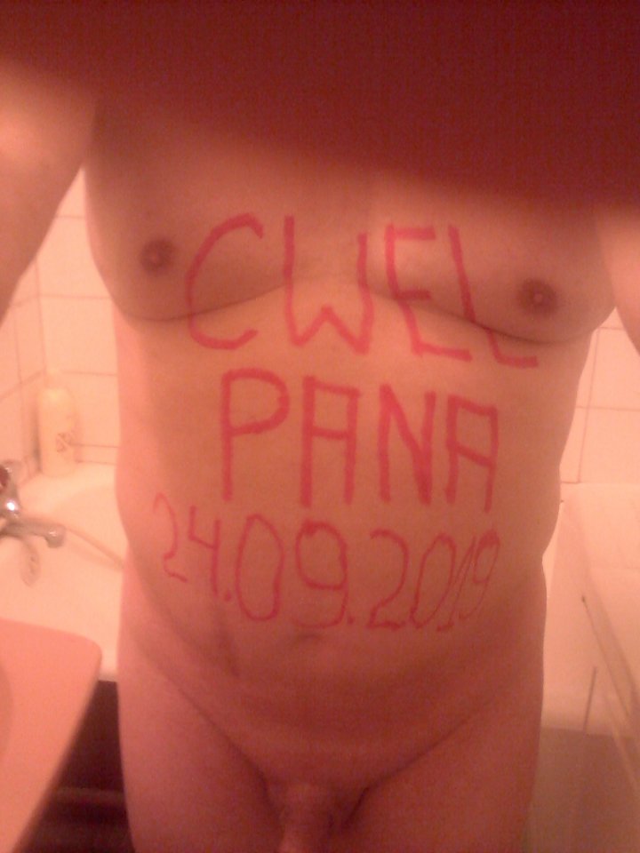 P cwelik pokazuje napis na brzuchu Cwel Pana 24.09.2019 g.21.19.jpg - Wawa48