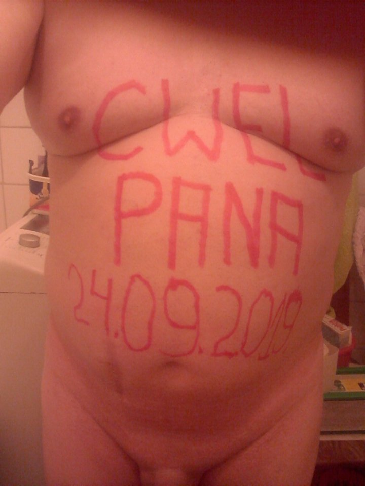 P cwelik pokazuje napis na brzuchu Cwel Pana z datą 24.09.2019 g.21.19.jpg - Wawa48