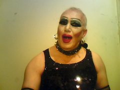 Suka do ostrego oralu w dybach przed kamerą💋