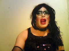 Suka lubi stojące kutasy obciągać !.