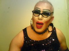 Trans-szmineczka jest latex-gumową Lalą doSEX-BDSM