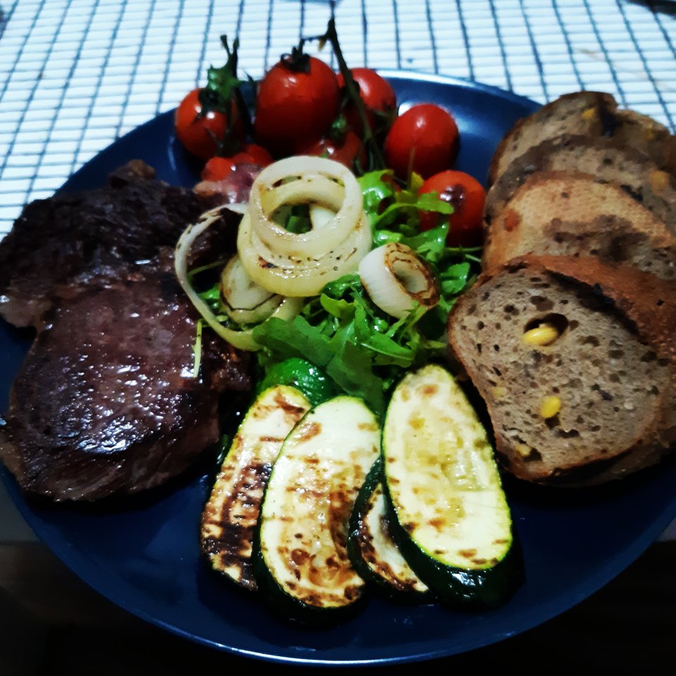 Tak sobie dogadzam dziś:D grilowany antrykot i warzywa :D - karampuk00