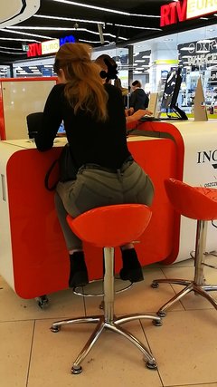 Na zakupach, sexy pupa z wczoraj od tylu