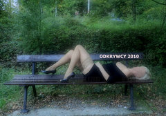 A w tle spokojnie jeżdżą ...