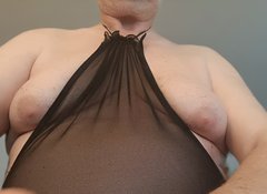 W tiulowej kreacji... z biustem damskiego faceta 💋👁️👄