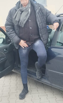 Na parkingu w leginsach i stringach. . .