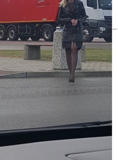 dziwka prezentuje sie na parkingu.jpg