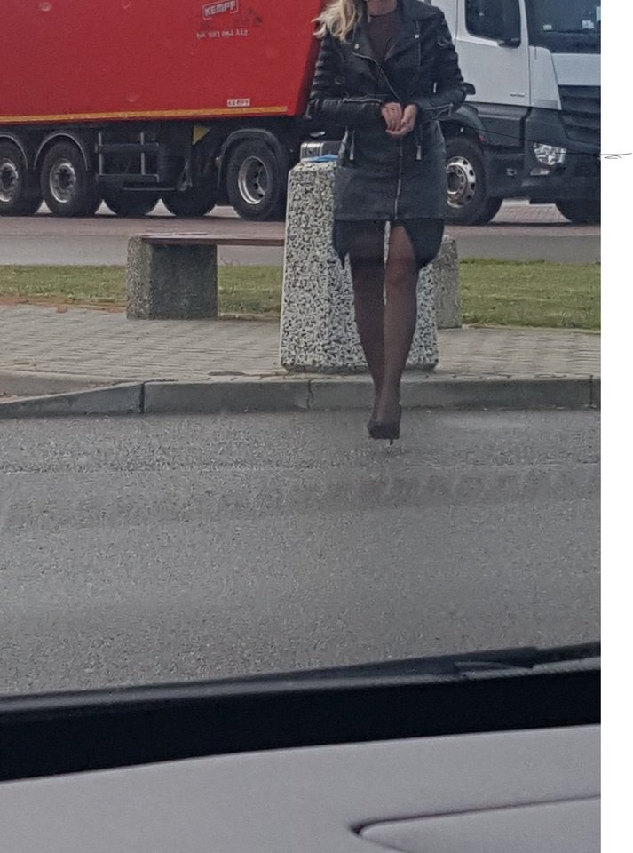 dziwka prezentuje sie na parkingu.jpg - SukazPanem48