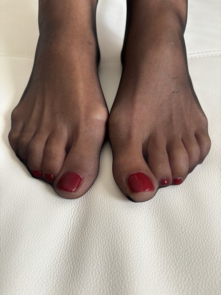 Dla odmiany czarne nylony, na życzenie z góry. - Him34