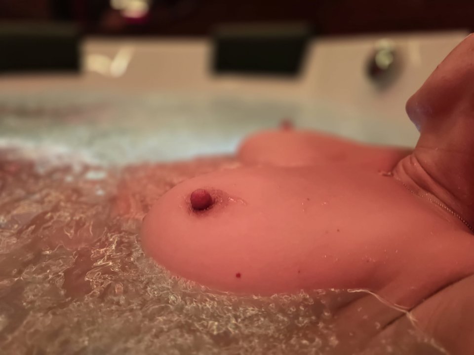 "Nieprzespanej nocy znojnej jeszcze mam na ustach ślad.." - Jaszczurka1974