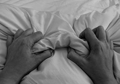 Emocje zapisane w dłoniach kobiety.