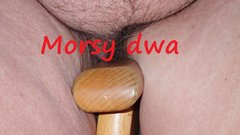 Z fotelikiem. Nad poręczom.